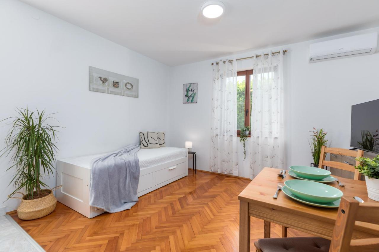 Apartment Tesic Close To The Sea With Shared 4Xbicycles Fazana Exterior photo